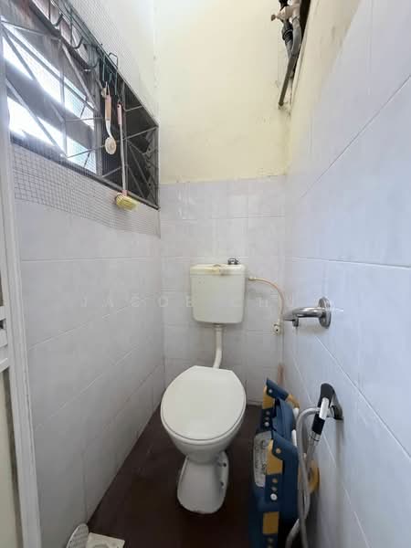 1-storey Terraced House for Sale in Taman Dahlia (Tampoi) - Jacob Chua - Bathroom - PropertyGuru.com.my