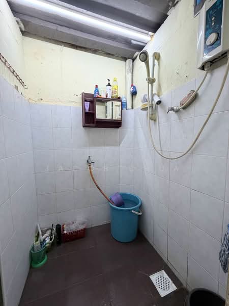 1-storey Terraced House for Sale in Taman Dahlia (Tampoi) - Jacob Chua - Bathroom - PropertyGuru.com.my