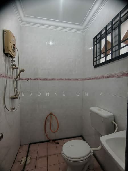 1-storey Terraced House for Rent in Taman Putri Kulai (Kulai) - Evonne Chia - Bathroom - PropertyGuru.com.my