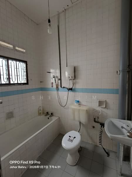 Semi-Detached House for Sale in Taman Sentosa (Johor Bahru) - Shela Lim - Bathroom - PropertyGuru.com.my