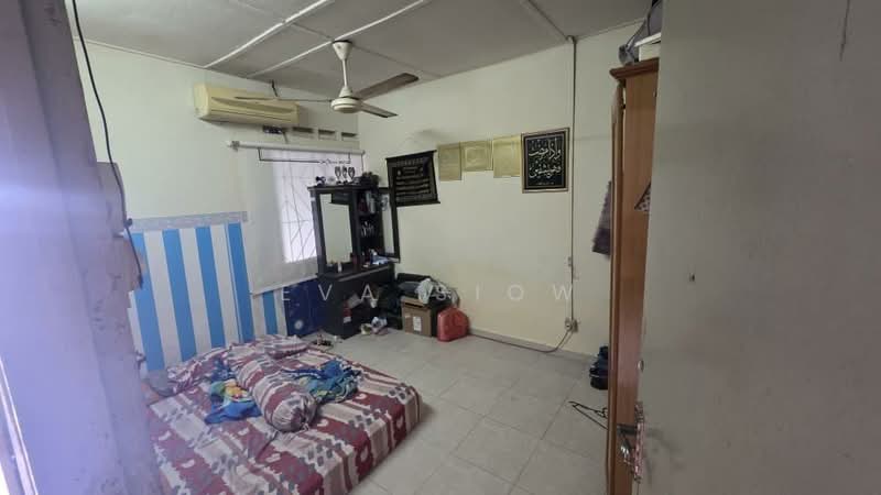 1-storey Terraced House for Sale in Taman Johor (Tampoi) - Eva Siow - Bedroom - PropertyGuru.com.my