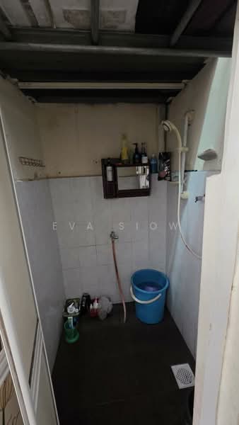 1-storey Terraced House for Sale in Taman Johor (Tampoi) - Eva Siow - Bathroom - PropertyGuru.com.my