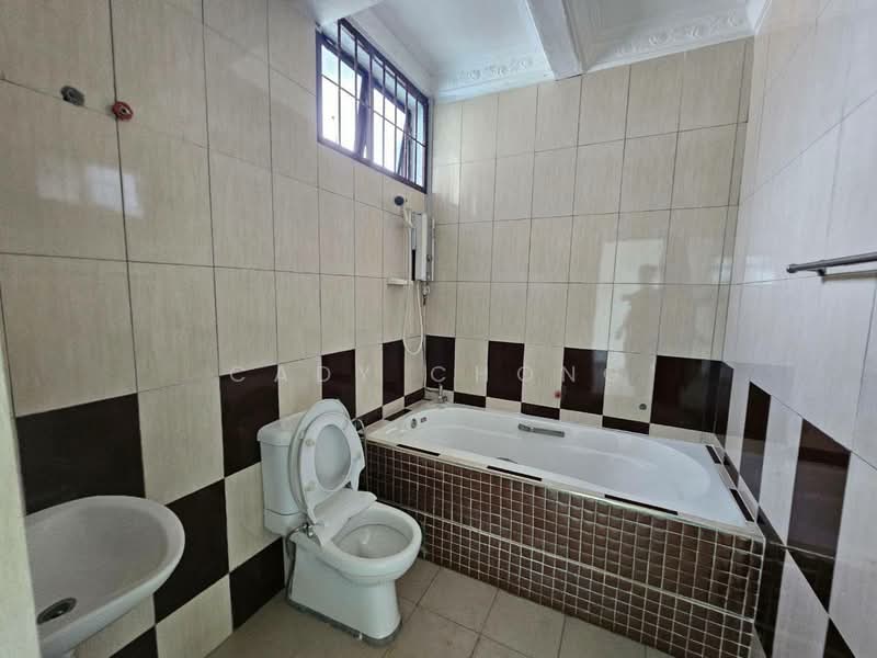 Bungalow for Sale in Taman Bukit Kempas (Tampoi) - Cady Chong - Bathroom - PropertyGuru.com.my