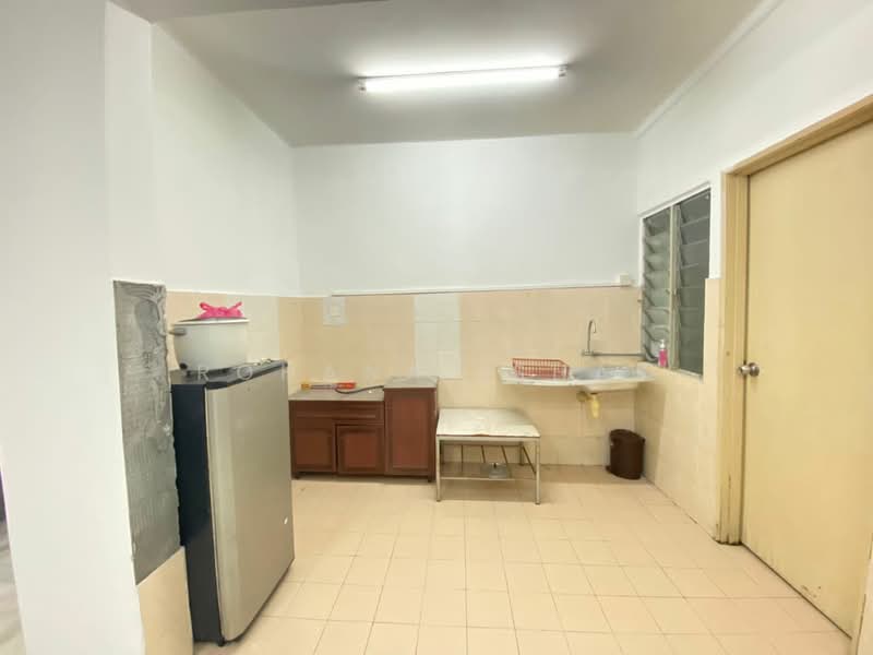Residensi Warnasari 3 untuk Untuk Disewa - RM 700 /bulan, Mac 2026 - Kitchen - PropertyGuru.com.my