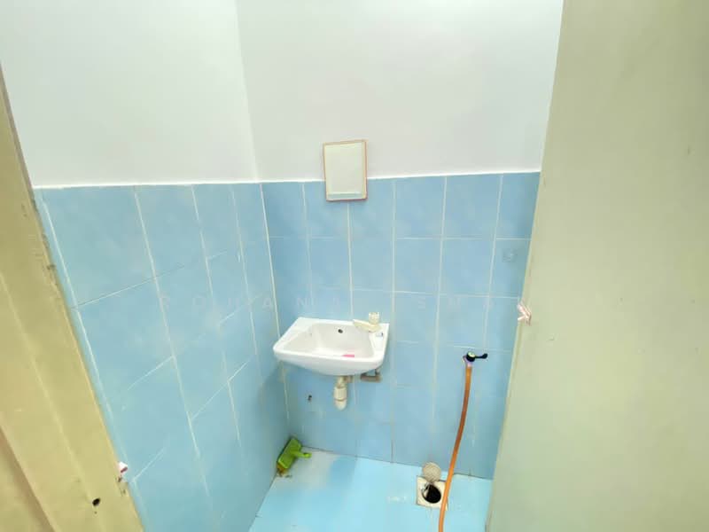 Residensi Warnasari 3 untuk Untuk Disewa - RM 700 /bulan, Mac 2026 - Bathroom - PropertyGuru.com.my