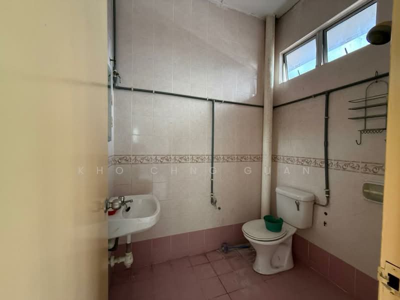 2-storey Terraced House for Sale in Puchong Utama (Seksyen 12) (Puchong) - Kho Chng Guan - Bathroom - PropertyGuru.com.my
