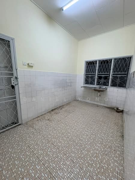 1-storey Terraced House for Sale in Taman Desa Cemerlang (Ulu Tiram) - Daniel Yong - Kitchen - PropertyGuru.com.my