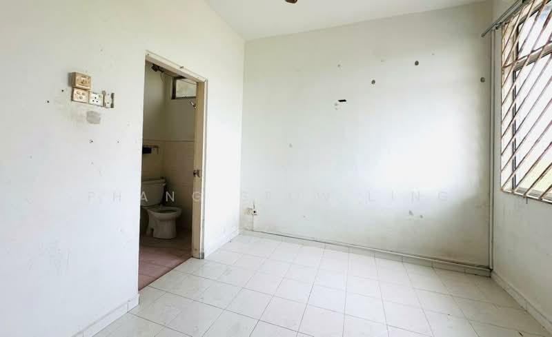 Rumah Flat untuk Dijual di Taman Cheng Ria - Phang Seow Ling - Bathroom - PropertyGuru.com.my