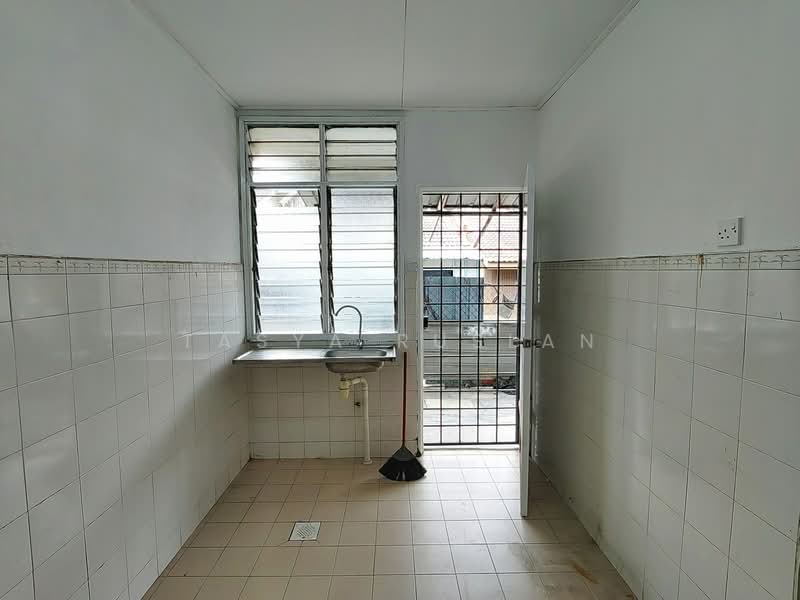 1-storey Terraced House for Sale in Bandar Baru Puncak Alam (Puncak Alam) - Tasya Ruslan - Kitchen - PropertyGuru.com.my