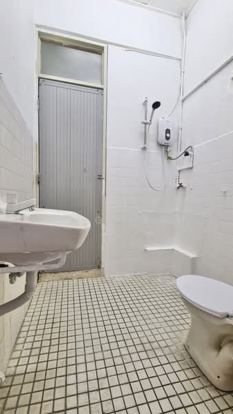 Taman Jubilee Phase 1 untuk Untuk Disewa - RM 1,300 /bulan, Feb 2026 - Bathroom - PropertyGuru.com.my