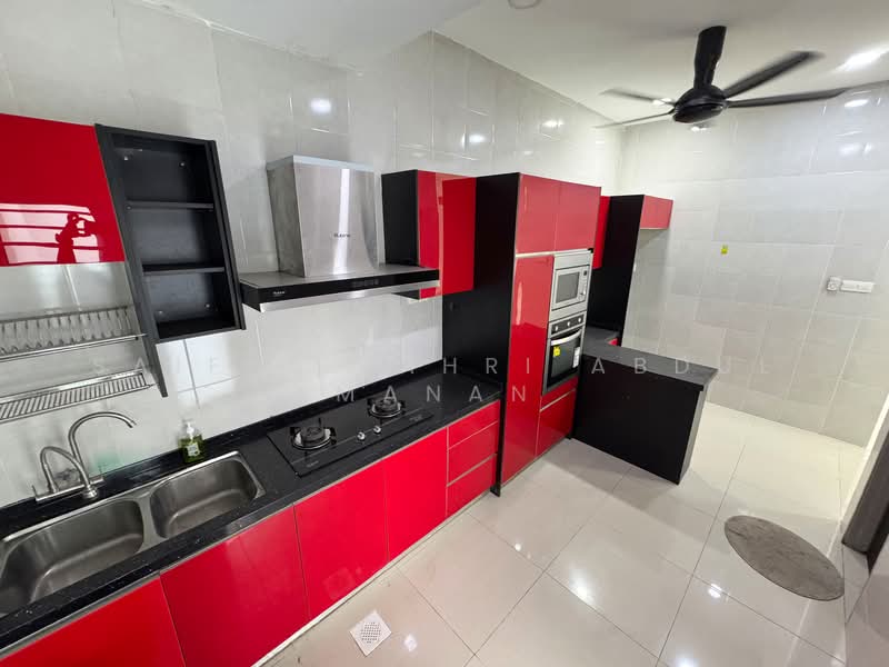 Cluster House for Sale in Bandar Saujana Putra (Tanjong Duabelas) - Saiful Bahri Abdul Manan - Kitchen - PropertyGuru.com.my