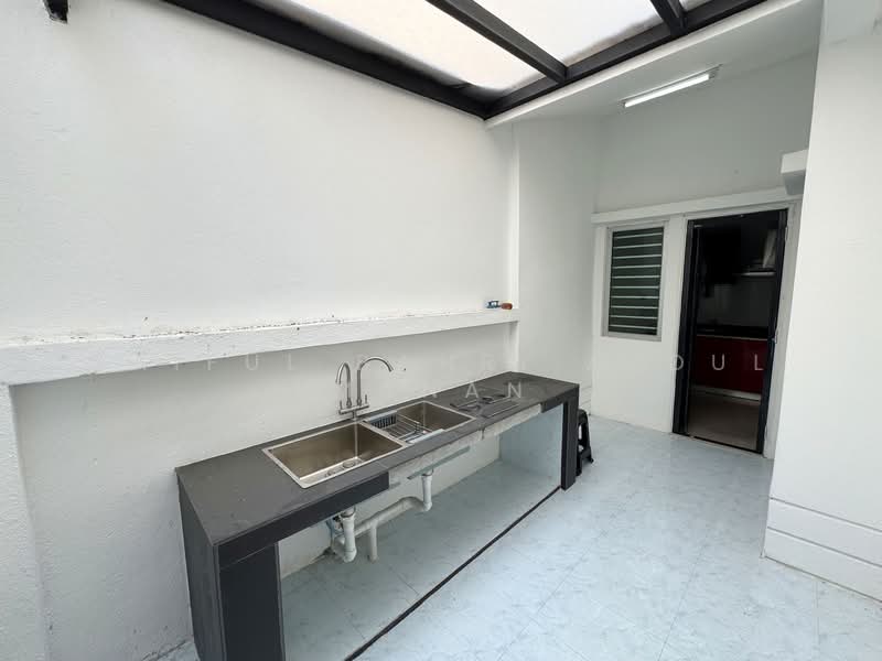 Cluster House for Sale in Bandar Saujana Putra (Tanjong Duabelas) - Saiful Bahri Abdul Manan - Kitchen - PropertyGuru.com.my