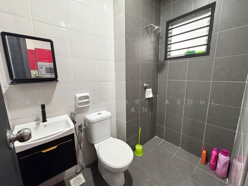 Cluster House for Sale in Bandar Saujana Putra (Tanjong Duabelas) - Saiful Bahri Abdul Manan - Bathroom - PropertyGuru.com.my