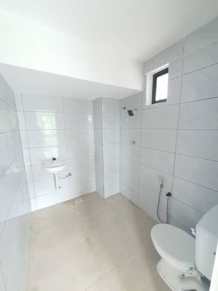 Flat for Sale at Taman Molek - Ee Fong Toh - Bathroom - PropertyGuru.com.my