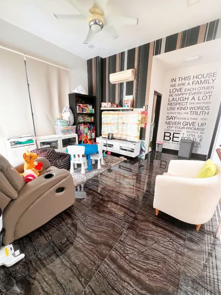 2-storey Terraced House for Sale in Laman Glenmarie (Shah Alam) - Weng Tan - Living Room - PropertyGuru.com.my