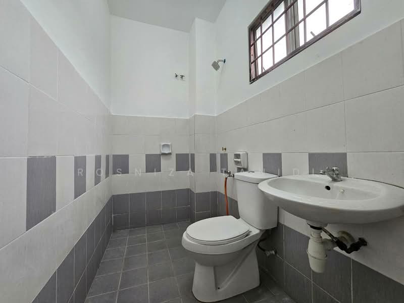 2-storey Terraced House for Sale in Taman Impian Putra (Bangi) - Rosniza Tanidi - Bathroom - PropertyGuru.com.my