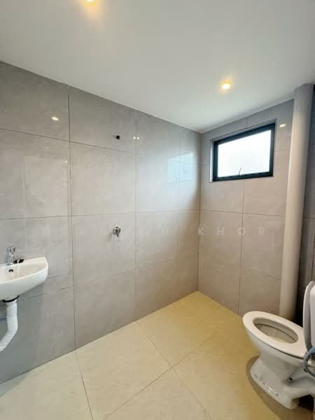 Flat for Sale at Flat Bandar Selesa Jaya @ Jalan Silat Gayong - Brandon Khor - Bathroom - PropertyGuru.com.my