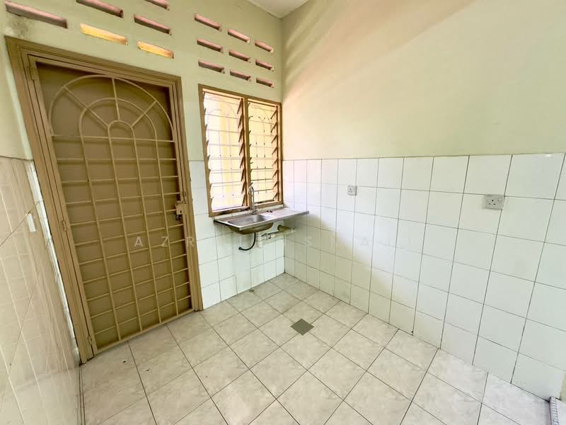 Flat for Sale at Taman Sri Serdang - Azrul Ismail - Kitchen - PropertyGuru.com.my