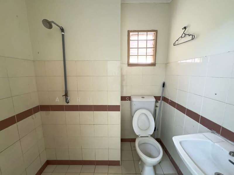 Flat for Sale at Taman Sri Serdang - Azrul Ismail - Bathroom - PropertyGuru.com.my