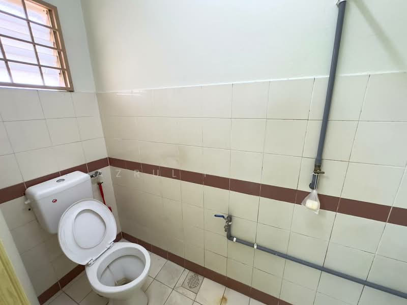 Flat for Sale at Taman Sri Serdang - Azrul Ismail - Bathroom - PropertyGuru.com.my