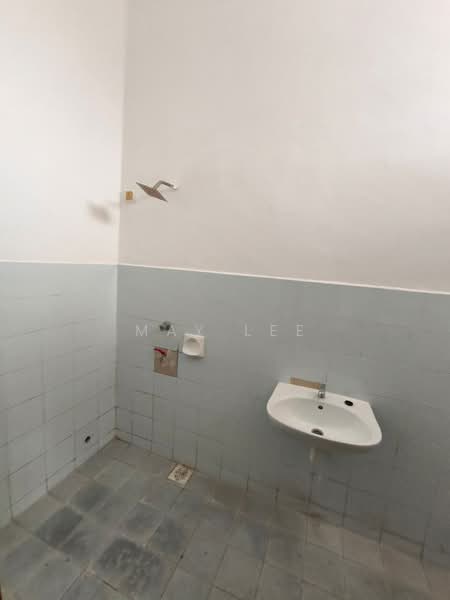 1.5-storey Terraced House for Sale in Taman Pelangi Indah (Ulu Tiram) - May Lee - Bathroom - PropertyGuru.com.my