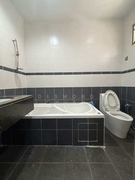 Taman Guan Joo Seng untuk Untuk Disewa - RM 5,000 /bulan, Mac 2026 - Bathroom - PropertyGuru.com.my