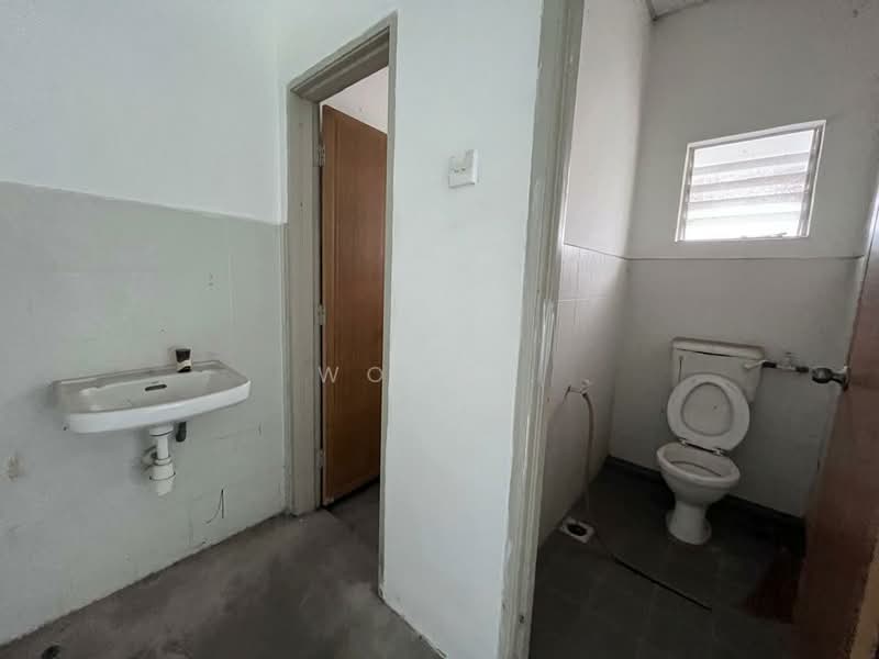 Office for Rent in Rembia (Melaka) - Woon . - Bathroom - PropertyGuru.com.my
