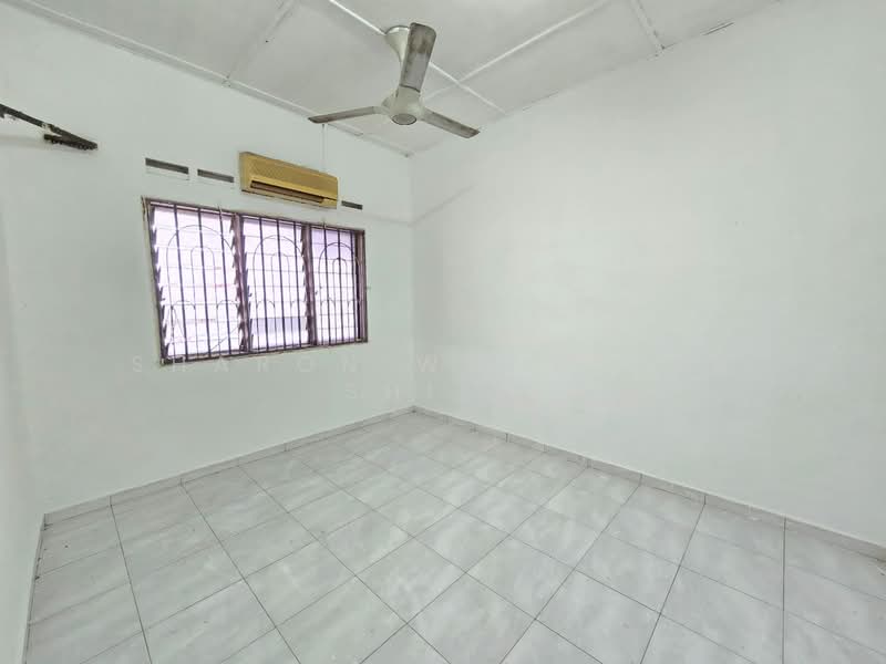 1-storey Terraced House for Sale in Taman Johor Jaya (Johor Bahru) - Sharon Wong Shu Shien - Bedroom - PropertyGuru.com.my
