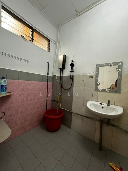 1-storey Terraced House for Rent in Taman Ungku Tun Aminah (Skudai) - Lui Lui - Bathroom - PropertyGuru.com.my