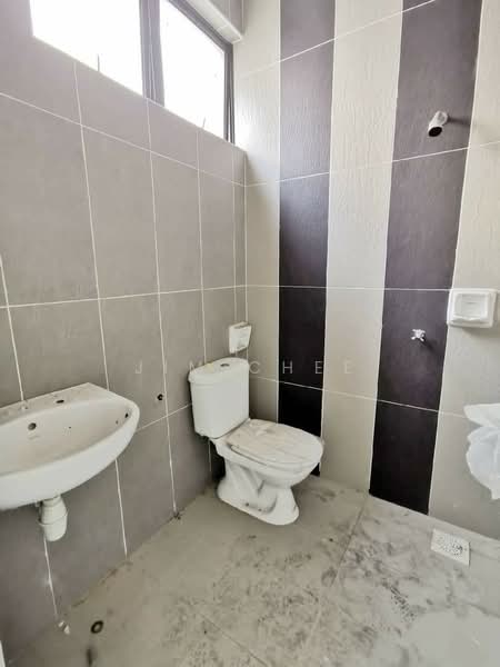 Semi-Detached House for Sale in Bandar Indahpura (Kulai) - Jim Chee - Bathroom - PropertyGuru.com.my