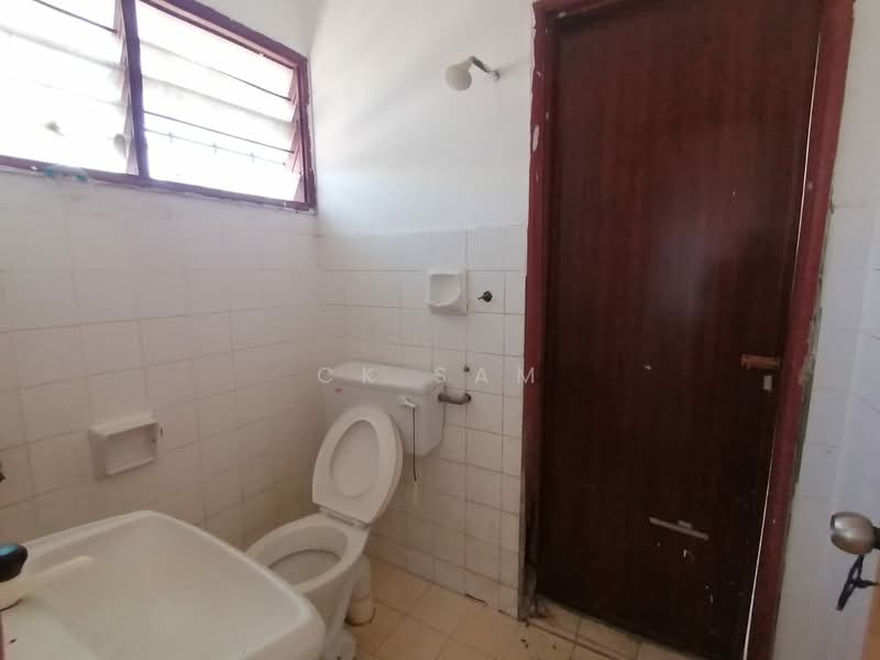 2-storey Terraced House for Sale in Bandar Bukit Beruntung (Bukit Beruntung) - CK Sam - Bathroom - PropertyGuru.com.my