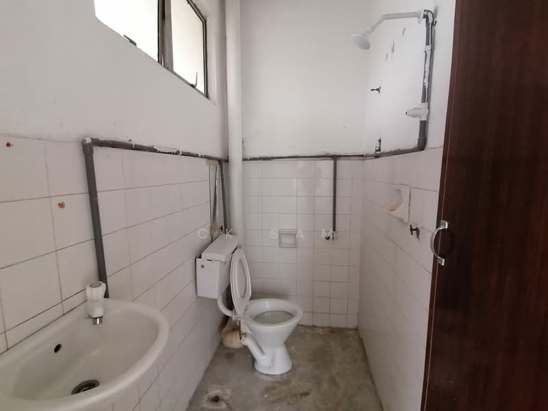 2-storey Terraced House for Sale in Bandar Bukit Beruntung (Bukit Beruntung) - CK Sam - Bathroom - PropertyGuru.com.my
