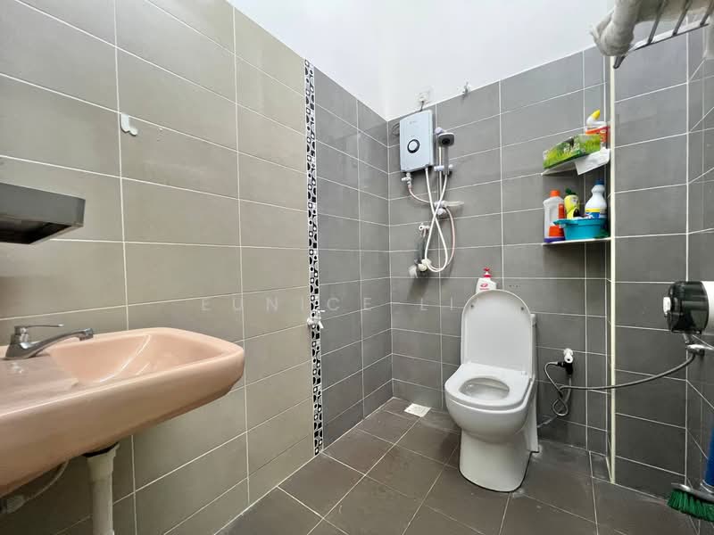 1-storey Terraced House for Rent in Muar (Johor) - Eunice Lim - Bathroom - PropertyGuru.com.my