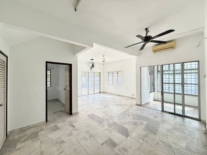 1.5-storey Terraced House for Sale in Bandar Bukit Raja (Klang) - Mohamad Hanafi - Living Room - PropertyGuru.com.my