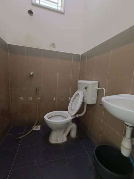 Partially Furnished 2 Storey Terrace @ Taman Angkasa Nuri untuk Untuk Disewa - RM 1,200 /bulan, Feb 2026 - Bathroom - PropertyGuru.com.my