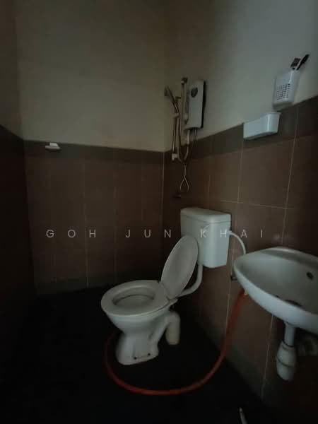 Partially Furnished 2 Storey Terrace @ Taman Angkasa Nuri untuk Untuk Disewa - RM 1,200 /bulan, Feb 2026 - Bathroom - PropertyGuru.com.my