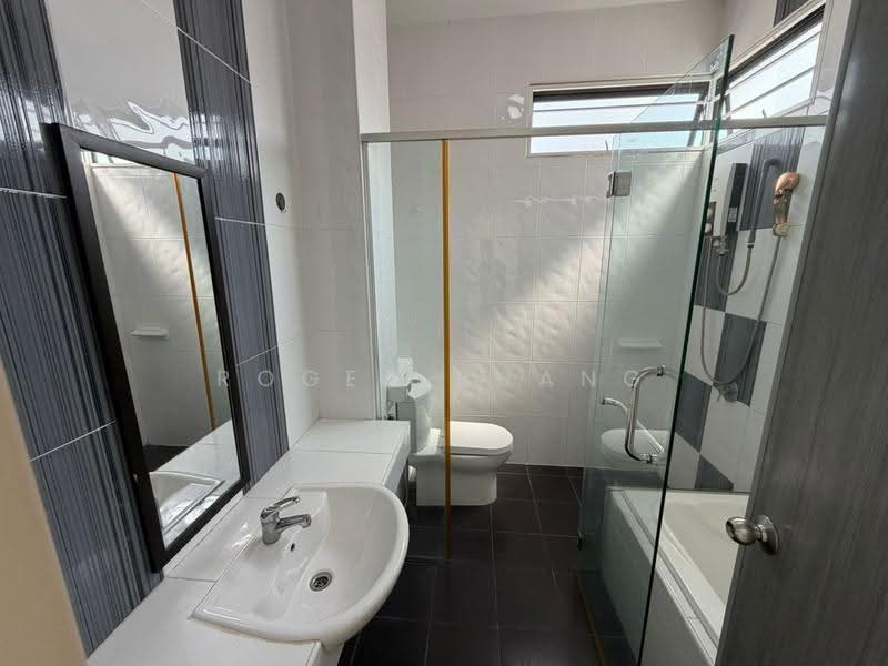 2-storey Terraced House for Sale in Setia Indah (Setia Alam) - Roger Phang - Bathroom - PropertyGuru.com.my