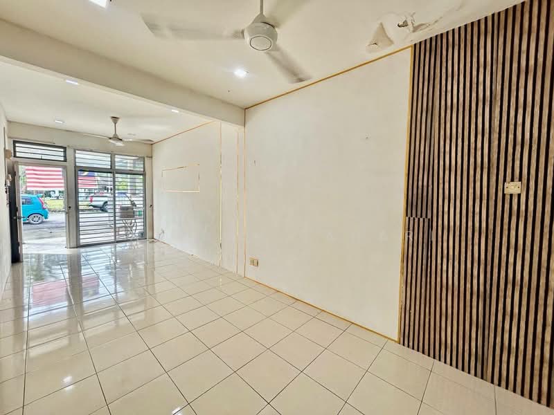Rumah Teres 1 Tingkat untuk Dijual di Saujana (Selangor) - Najibah Sahari - Living Room - PropertyGuru.com.my