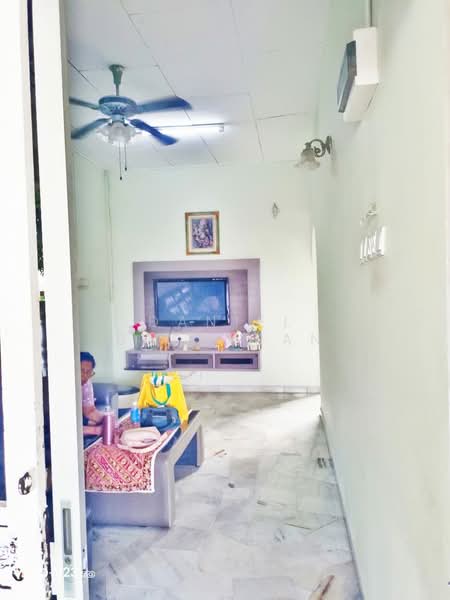Rumah Teres 1 Tingkat untuk Dijual di Taman Seri (Banting) - Daniel Baskaran - Living Room - PropertyGuru.com.my