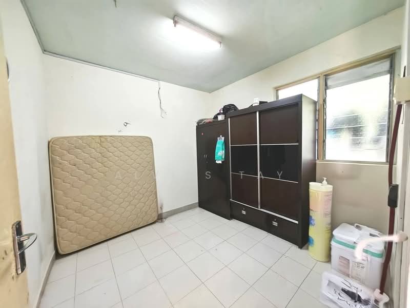 Flat for Sale at Flat Taman Ungku Tun Aminah - Alviss Tay - Bedroom - PropertyGuru.com.my