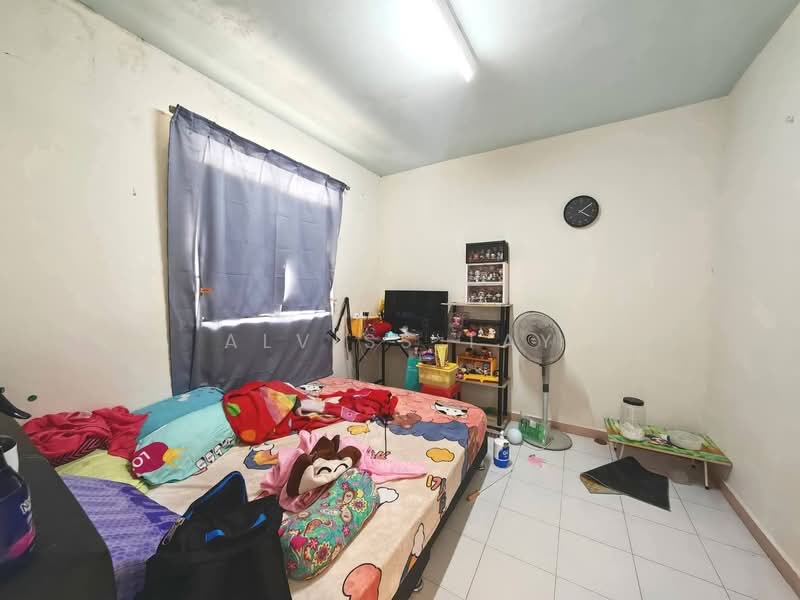 Flat for Sale at Flat Taman Ungku Tun Aminah - Alviss Tay - Bedroom - PropertyGuru.com.my