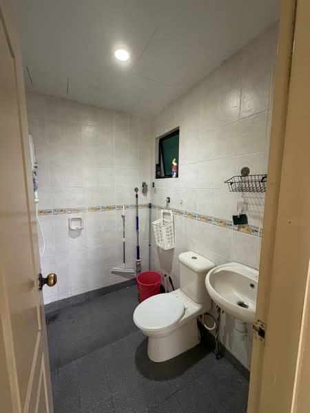 Condominium for Rent at Pelangi Utama 2 - Ryan Swe - Bathroom - PropertyGuru.com.my