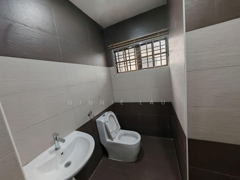 Bungalow for Sale in Bandar Putra (Kulai) - Ginnie Lau - Bathroom - PropertyGuru.com.my