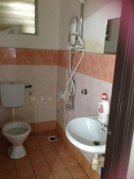 Apartment for Sale at Pangsapuri Seri Pinang - Mandy Lim - Bathroom - PropertyGuru.com.my