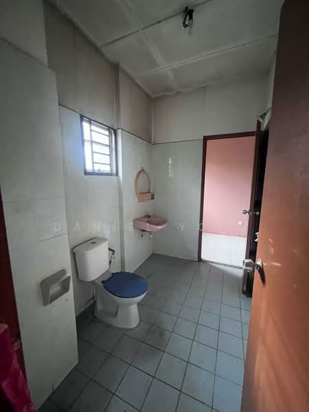 2-storey Terraced House for Sale in Taman Sri Putri (Kulai) - Daniel Yong - Bathroom - PropertyGuru.com.my