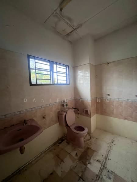 2-storey Terraced House for Sale in Taman Sri Putri (Kulai) - Daniel Yong - Bathroom - PropertyGuru.com.my