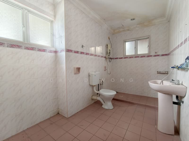 Bungalow for Sale in Taman Chateau (Ipoh) - David Wong - Bathroom - PropertyGuru.com.my