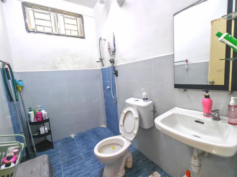 Apartment for Sale at Indah Court Apartment - Louis Tan - Bathroom - PropertyGuru.com.my