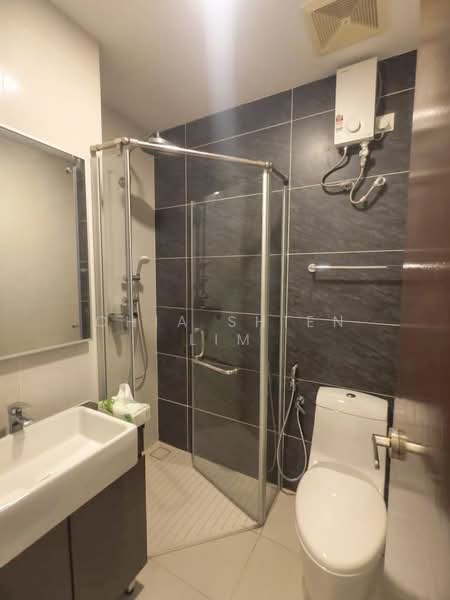 Condominium for Rent at Bay Laurel @ Country Garden Danga Bay - Chia Shien Lim - Bathroom - PropertyGuru.com.my