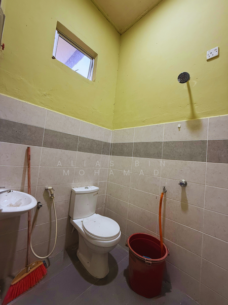 Semi-Detached House for Sale in Alur Limbat (Terengganu) - Alias Bin Mohamad - Bathroom - PropertyGuru.com.my